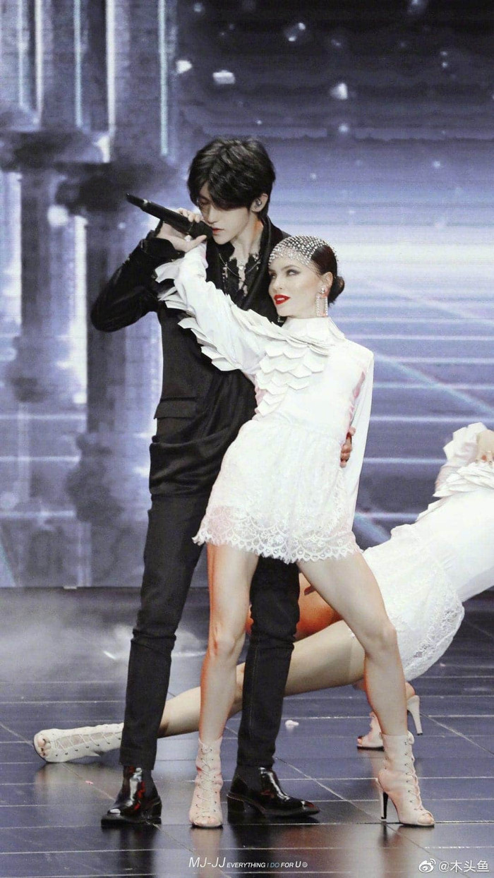 Soi hàng hiệu Thái Từ Khôn mặc khi biểu diễn tại Đông Phương Phong Vân Bảng: Nguyên cây đen nhức mắt! Ảnh 25