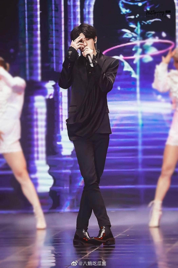 Soi hàng hiệu Thái Từ Khôn mặc khi biểu diễn tại Đông Phương Phong Vân Bảng: Nguyên cây đen nhức mắt! Ảnh 27