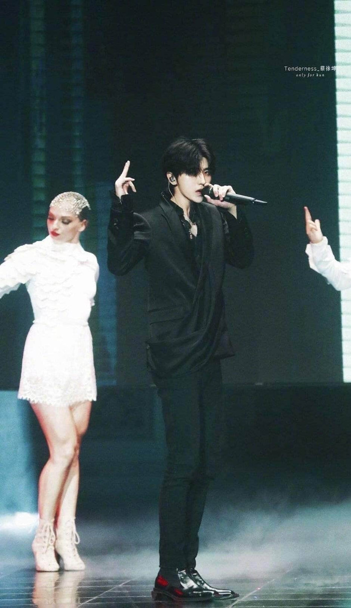 Soi hàng hiệu Thái Từ Khôn mặc khi biểu diễn tại Đông Phương Phong Vân Bảng: Nguyên cây đen nhức mắt! Ảnh 26