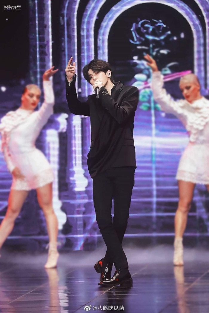 Soi hàng hiệu Thái Từ Khôn mặc khi biểu diễn tại Đông Phương Phong Vân Bảng: Nguyên cây đen nhức mắt! Ảnh 23