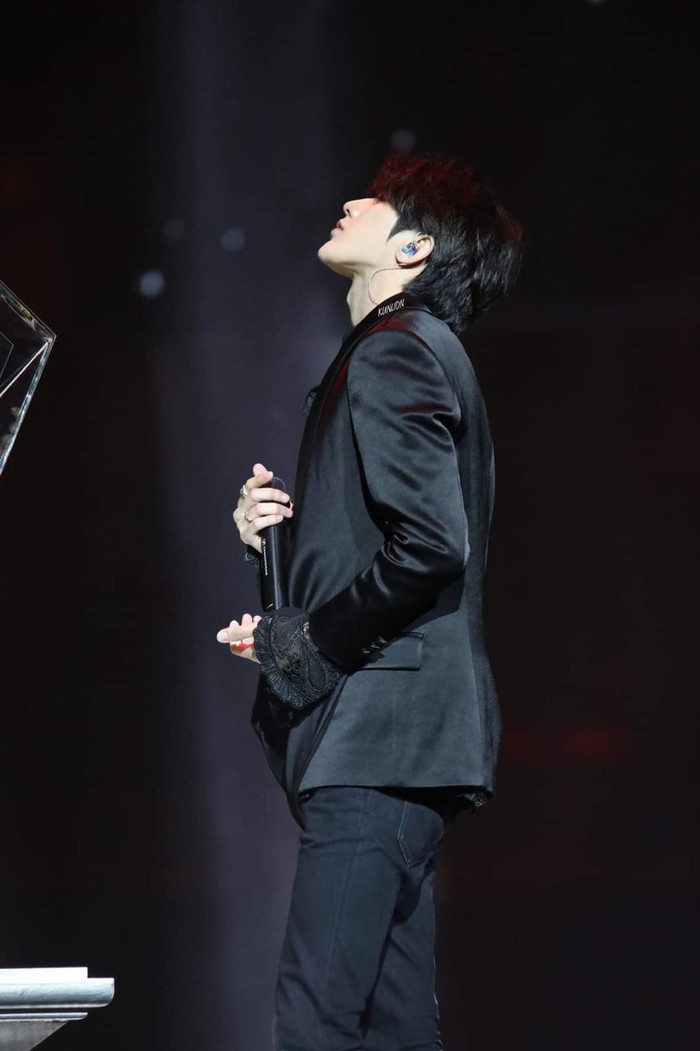 Soi hàng hiệu Thái Từ Khôn mặc khi biểu diễn tại Đông Phương Phong Vân Bảng: Nguyên cây đen nhức mắt! Ảnh 24