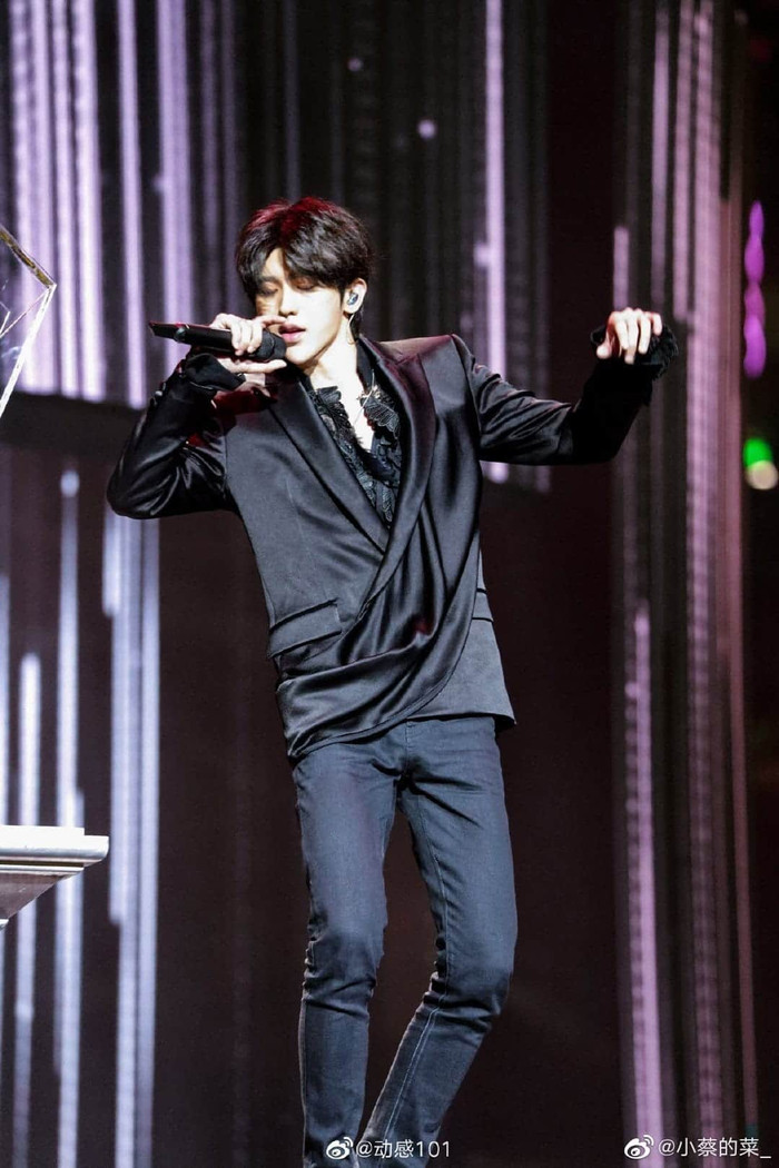 Soi hàng hiệu Thái Từ Khôn mặc khi biểu diễn tại Đông Phương Phong Vân Bảng: Nguyên cây đen nhức mắt! Ảnh 22