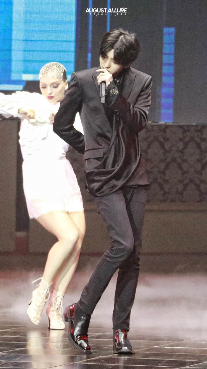 Soi hàng hiệu Thái Từ Khôn mặc khi biểu diễn tại Đông Phương Phong Vân Bảng: Nguyên cây đen nhức mắt! Ảnh 30