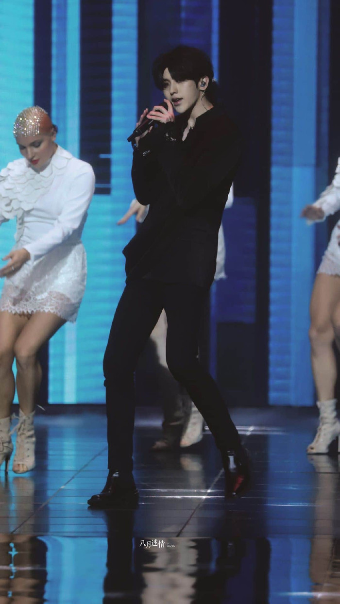 Soi hàng hiệu Thái Từ Khôn mặc khi biểu diễn tại Đông Phương Phong Vân Bảng: Nguyên cây đen nhức mắt! Ảnh 31