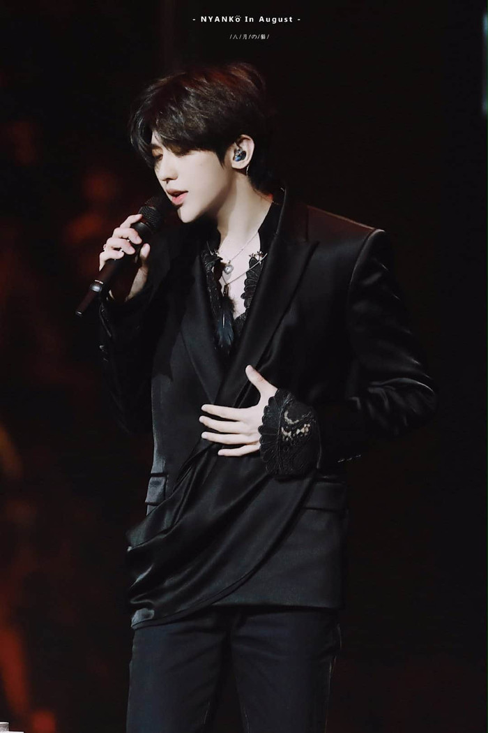 Soi hàng hiệu Thái Từ Khôn mặc khi biểu diễn tại Đông Phương Phong Vân Bảng: Nguyên cây đen nhức mắt! Ảnh 14