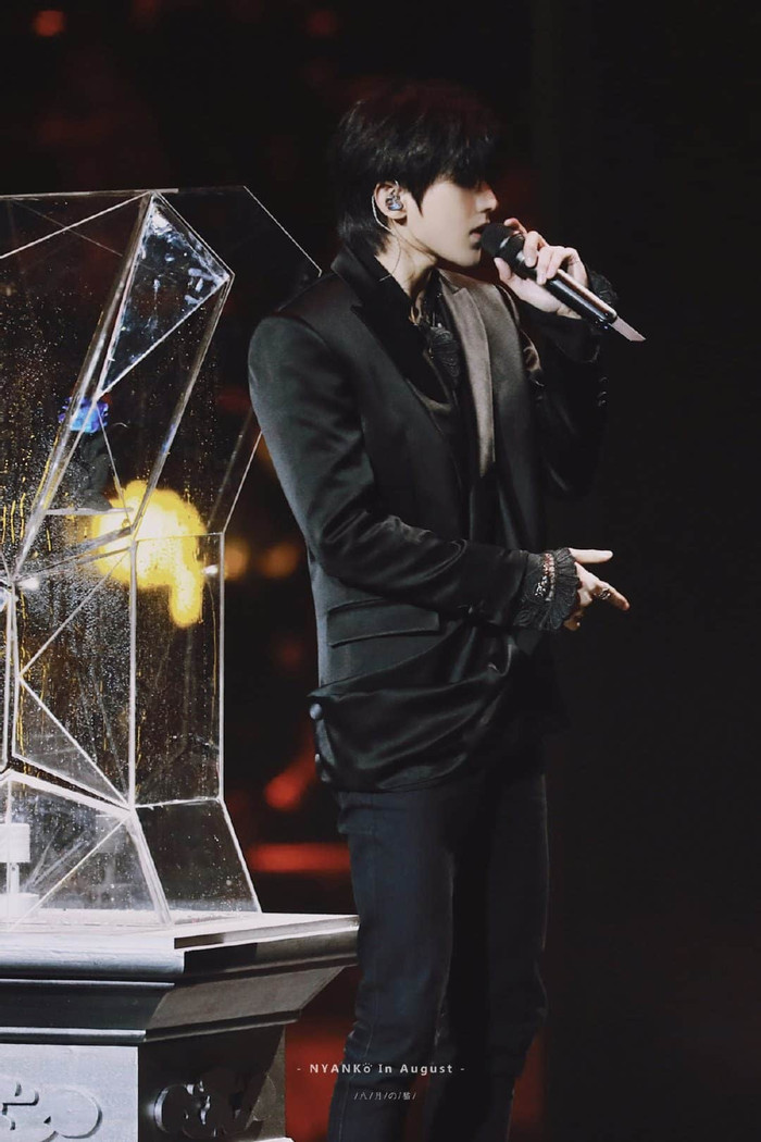 Soi hàng hiệu Thái Từ Khôn mặc khi biểu diễn tại Đông Phương Phong Vân Bảng: Nguyên cây đen nhức mắt! Ảnh 16