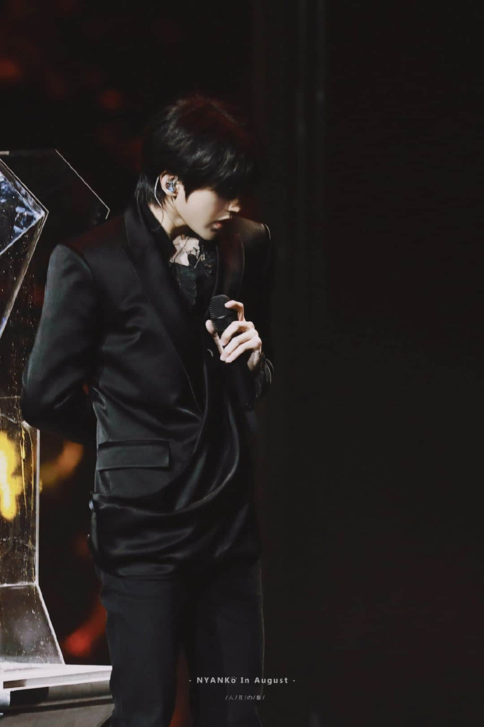 Soi hàng hiệu Thái Từ Khôn mặc khi biểu diễn tại Đông Phương Phong Vân Bảng: Nguyên cây đen nhức mắt! Ảnh 17