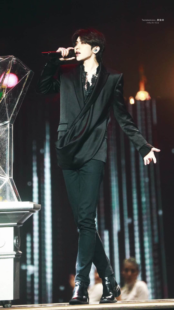 Soi hàng hiệu Thái Từ Khôn mặc khi biểu diễn tại Đông Phương Phong Vân Bảng: Nguyên cây đen nhức mắt! Ảnh 19