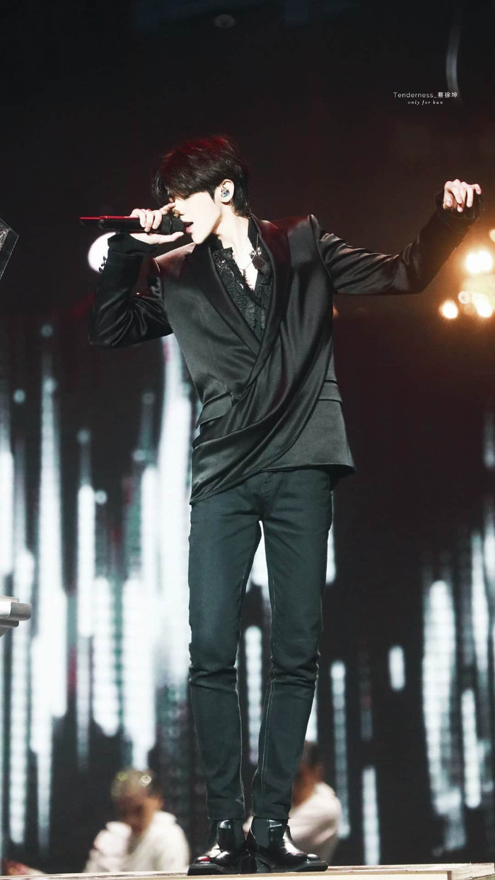 Soi hàng hiệu Thái Từ Khôn mặc khi biểu diễn tại Đông Phương Phong Vân Bảng: Nguyên cây đen nhức mắt! Ảnh 20