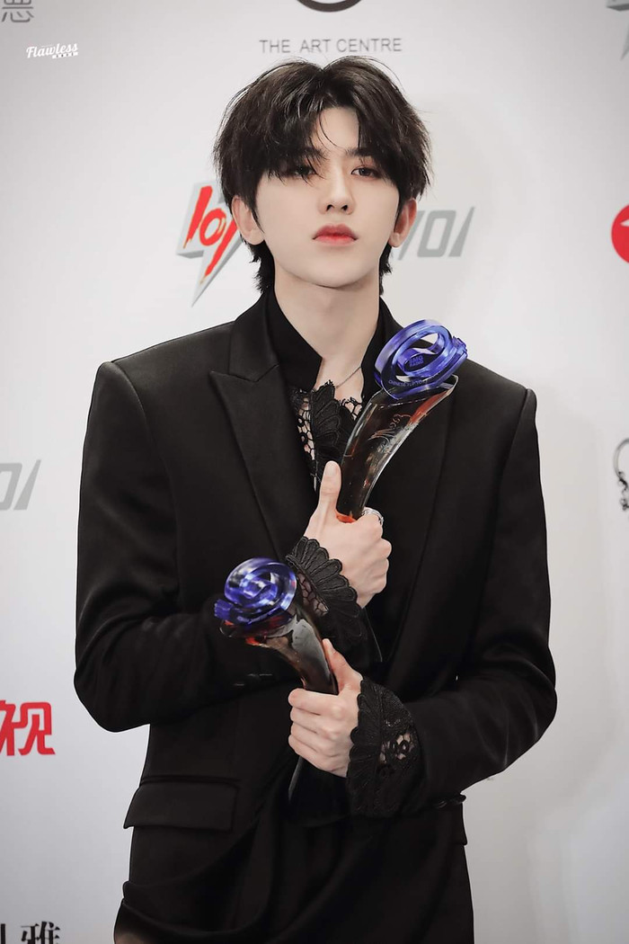 Soi hàng hiệu Thái Từ Khôn mặc khi biểu diễn tại Đông Phương Phong Vân Bảng: Nguyên cây đen nhức mắt! Ảnh 10