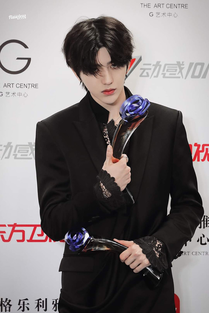 Soi hàng hiệu Thái Từ Khôn mặc khi biểu diễn tại Đông Phương Phong Vân Bảng: Nguyên cây đen nhức mắt! Ảnh 12