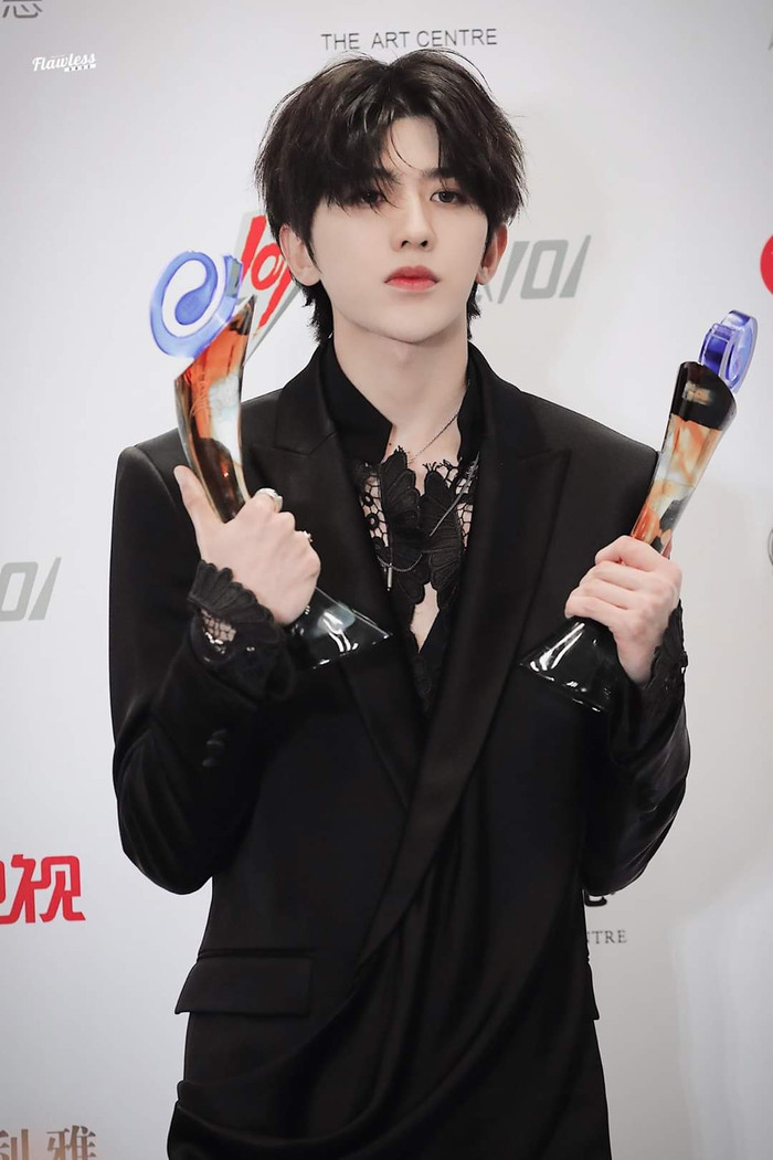 Soi hàng hiệu Thái Từ Khôn mặc khi biểu diễn tại Đông Phương Phong Vân Bảng: Nguyên cây đen nhức mắt! Ảnh 13