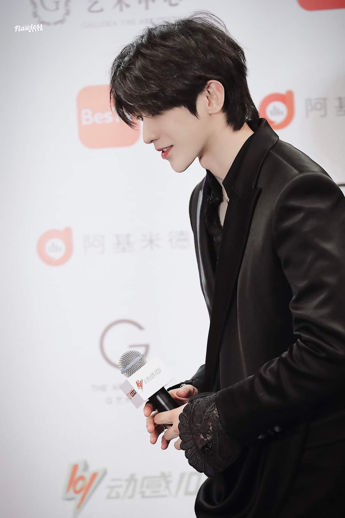 Soi hàng hiệu Thái Từ Khôn mặc khi biểu diễn tại Đông Phương Phong Vân Bảng: Nguyên cây đen nhức mắt! Ảnh 3