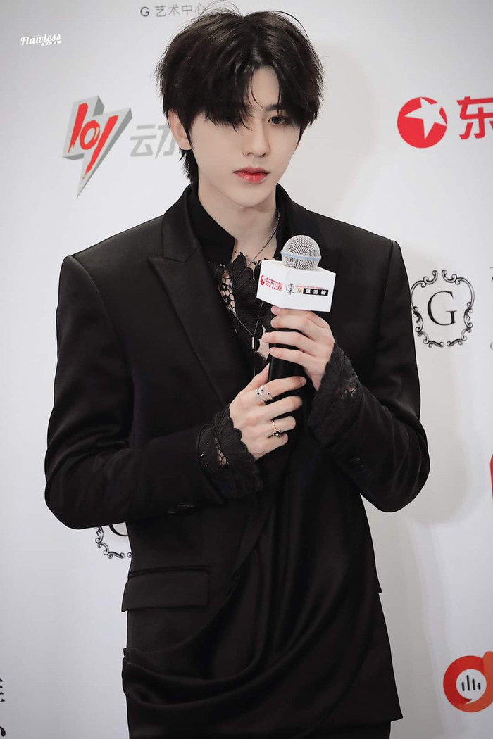 Soi hàng hiệu Thái Từ Khôn mặc khi biểu diễn tại Đông Phương Phong Vân Bảng: Nguyên cây đen nhức mắt! Ảnh 4