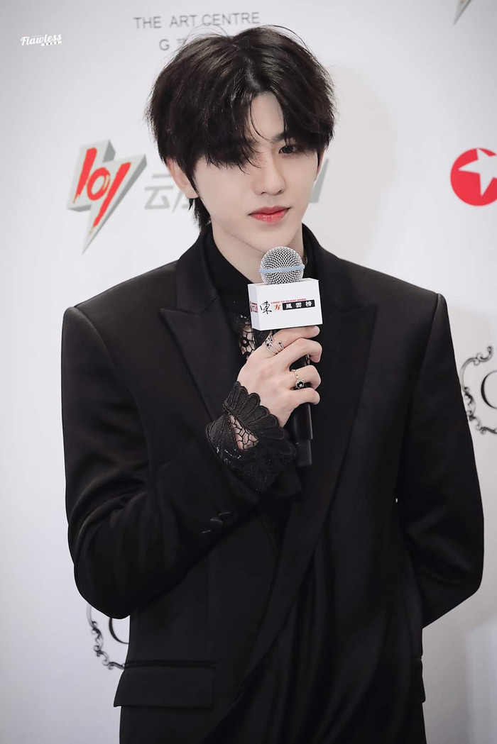 Soi hàng hiệu Thái Từ Khôn mặc khi biểu diễn tại Đông Phương Phong Vân Bảng: Nguyên cây đen nhức mắt! Ảnh 5