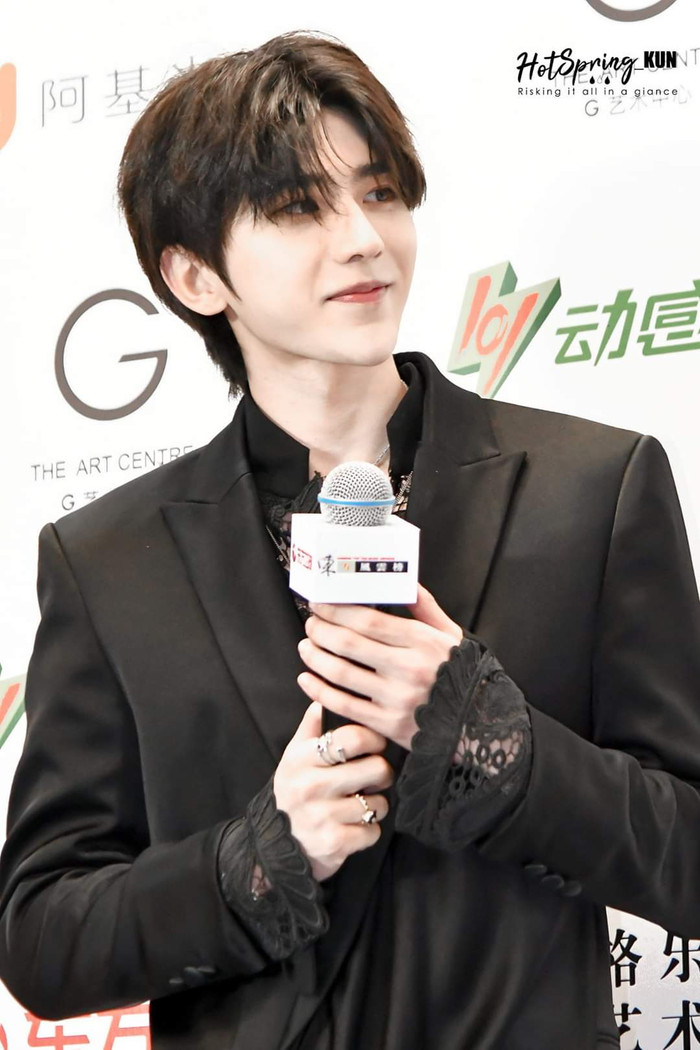 Soi hàng hiệu Thái Từ Khôn mặc khi biểu diễn tại Đông Phương Phong Vân Bảng: Nguyên cây đen nhức mắt! Ảnh 6