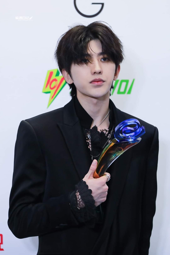 Soi hàng hiệu Thái Từ Khôn mặc khi biểu diễn tại Đông Phương Phong Vân Bảng: Nguyên cây đen nhức mắt! Ảnh 7