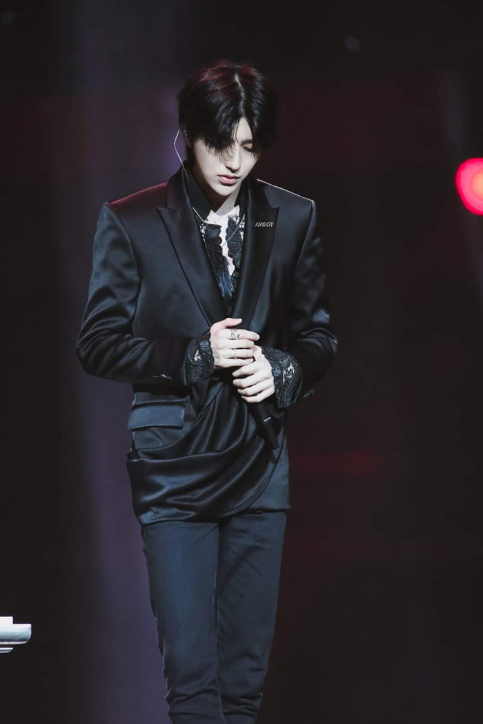 Soi hàng hiệu Thái Từ Khôn mặc khi biểu diễn tại Đông Phương Phong Vân Bảng: Nguyên cây đen nhức mắt! Ảnh 8