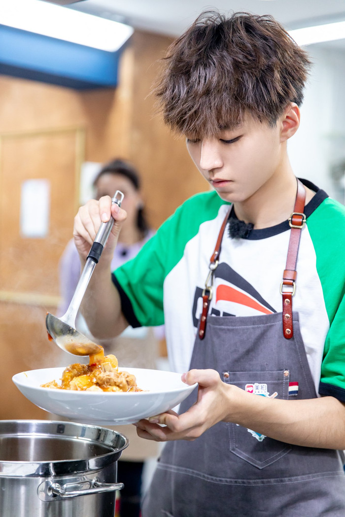 Vi tham gia show nên Vương Tuấn Khải đã có động thái xác nhận chậm hơn hai thành viên còn lại