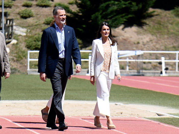 Cô mặc chiếc áo Mango 30 đô la (695,760 VNĐ) khi đến Madrid. 