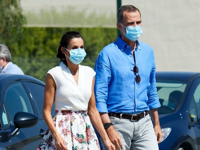 Nữ hoàng Letizia mặc một chiếc áo vải lanh của Zara có giá 26 đô la cùng chân váy hoa thủ công 74 đô la của thương hiệu Macarena. Cô mặc trang phục này lần đầu tại bữa ăn trưa với tổng thống và đệ nhất phu nhân Haiti tại Cung điện Quốc gia năm 2018, còn lần thứ hai là trong chuyến thăm Cieza. 