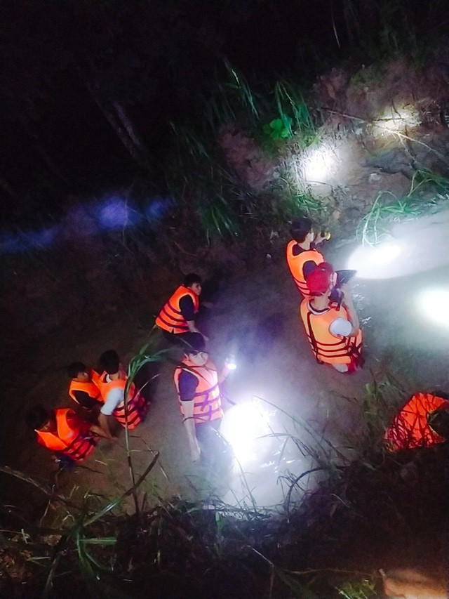 Lực lượng cứu nạn cứu hộ tìm kiếm cháu bé bị nước cuốn trôi. Ảnh: Dân Trí