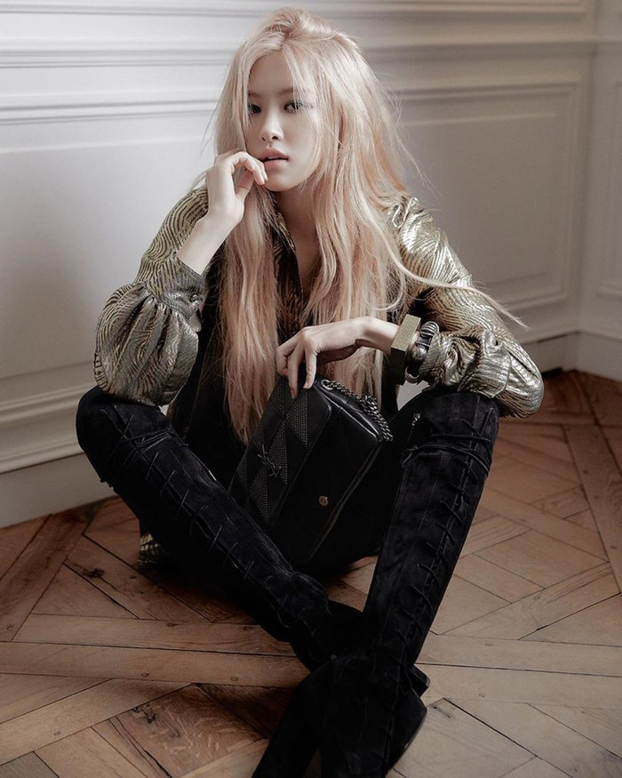 Còn gà nhà YG mix kiểu áo sơ mi tương tự  với quần nhung đen và boots cổ cao chất lừ