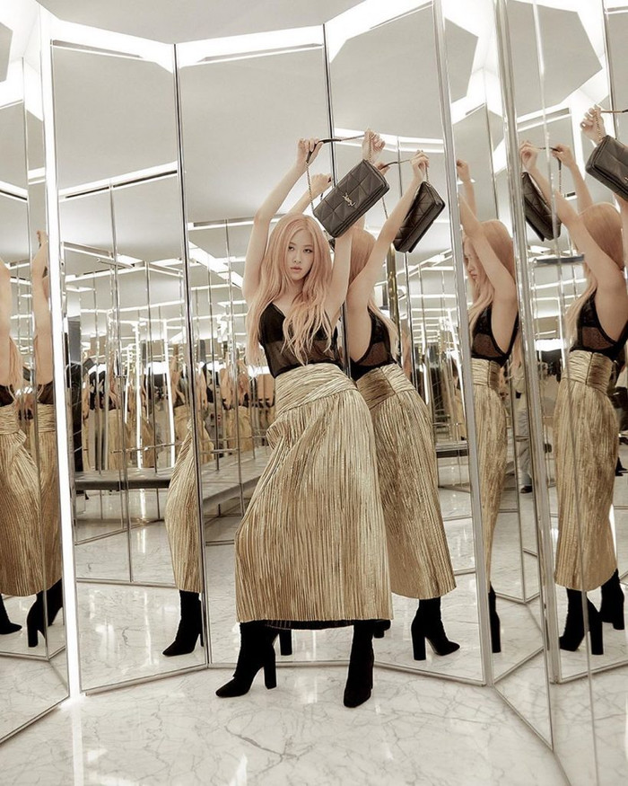 Trong khi đó, Rosé Black Pink từng diện mẫu váy tương tự nhưng cô nàng mix với áo hai dây xuyên thấu phối cùng ankle boots