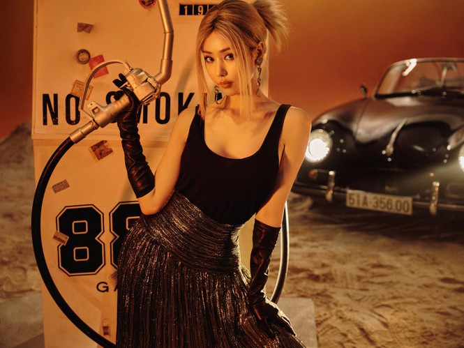 Nữ ca sĩ 8x mix & match với trang phục vô cùng sành điệu với tông màu trắng, đen và chất liệu vải bóng lấp lánh