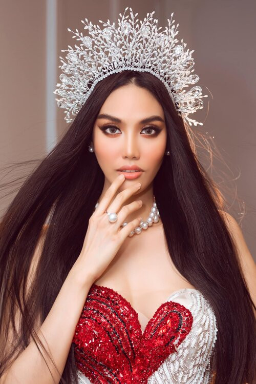 Trước đó chỉ 1 ngày, Lan Khuê tái xuất với vẻ ngoài như nữ thần khi làm vedette một show thời trang. 