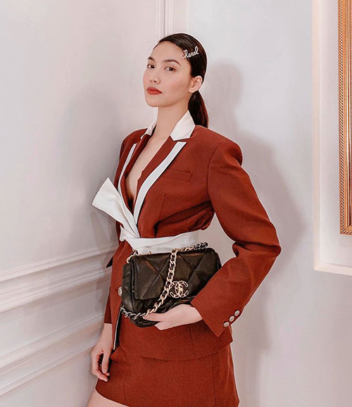 Những mẫu vest hay váy có đường cắt sâu hun hút rất được lòng cô nàng. 
