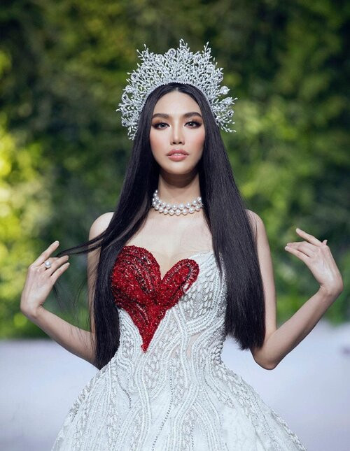 Bộ váy cúp ngực trái tim ôm sát, phô diễn toàn bộ đường cong chữ S của người mặc. 