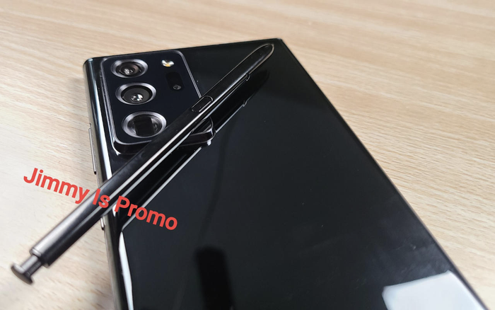 Ở mặt lưng, Galaxy Note20 Ultra trang bị cụm camera hình chữ nhật khá lớn lồi hẳn lên trên, trông khá tương đồng với Galaxy S20 Ultra. (Ảnh: Jimmy Is Promo)