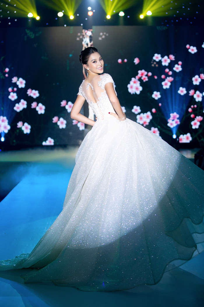 Tiểu Vy - Lương Thùy Linh diễn Vedette, Kiều Loan hóa công chúa Elsa đẹp bất phân thắng bại Ảnh 2