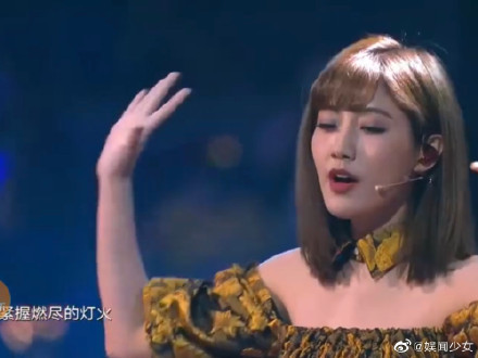 Khả năng hát live tệ nhưng Lý Nghệ Đồng vẫn được người hâm mộ ủng hộ và khen ngợi Ảnh 16