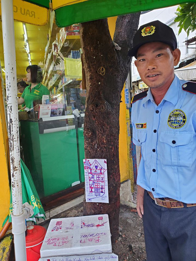 Chú bảo vệ 'gây sốt' bởi sở thích đáng yêu: Khách đến mua hàng ai cũng trầm trồ ngưỡng mộ vì điều này Ảnh 3