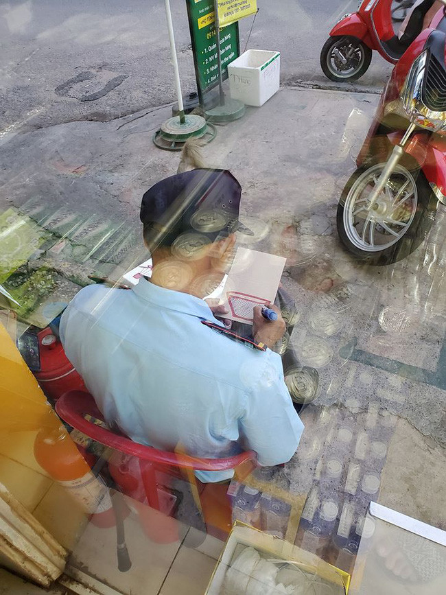 Chú bảo vệ 'gây sốt' bởi sở thích đáng yêu: Khách đến mua hàng ai cũng trầm trồ ngưỡng mộ vì điều này Ảnh 8