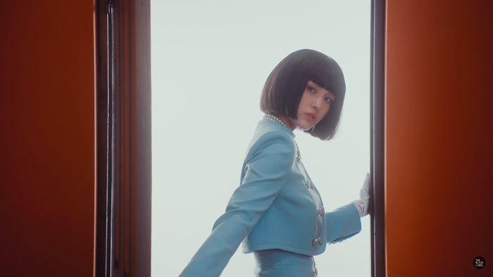 Hình ảnh hiện đại cùng với tóc ngắn ở Teaser #1