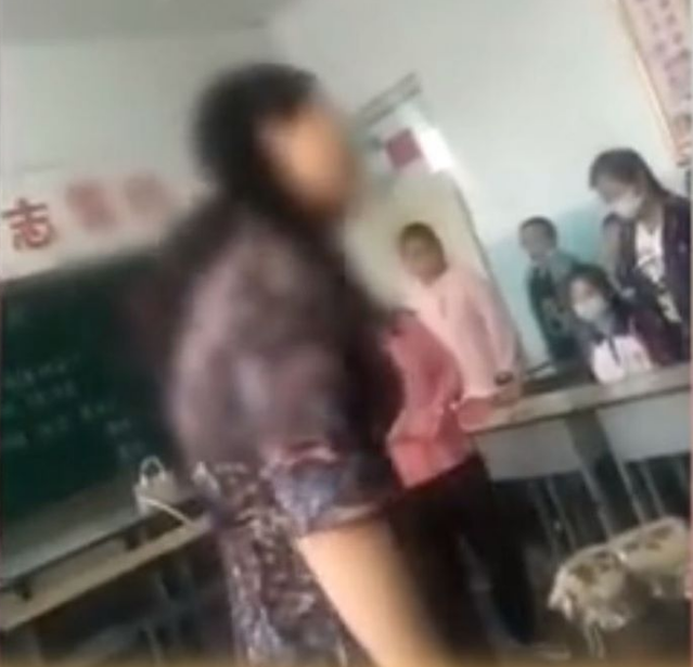 Cô giáo mắng chửi, nhổ nước bọt vào người học sinh khi không được tặng hoa.