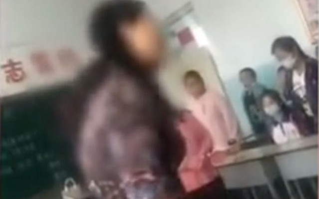 Không được tặng hoa vào ngày lễ tốt nghiệp, cô giáo mắng chửi, nhổ nước bọt vào người học sinh Ảnh 2