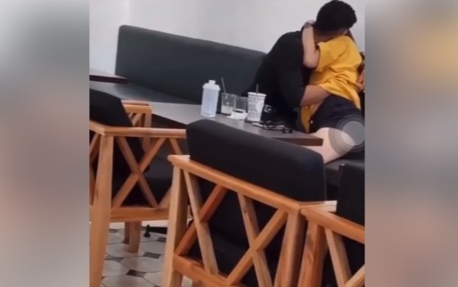 Đôi bạn trẻ thân mật thái quá trong quán cà phê khiến CĐM nổi giận 'ném đá' Ảnh 2