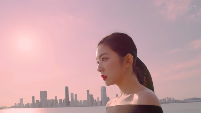 Bàn chân của Seulgi & Irene bỗng dưng biến mất trong MV Naughty, SM Entertainment làm ăn kiểu gì thế này? Ảnh 3