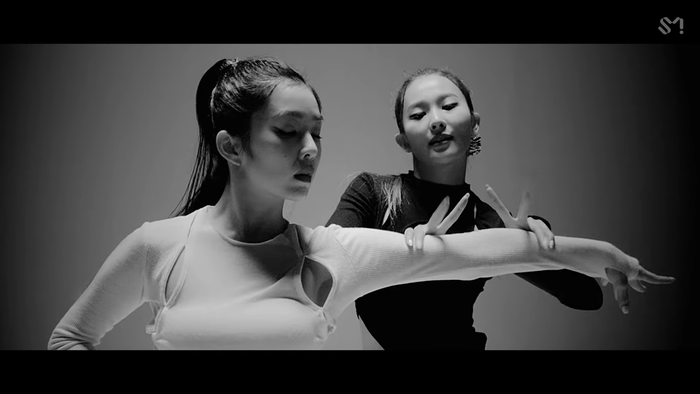 Bàn chân của Seulgi & Irene bỗng dưng biến mất trong MV Naughty, SM Entertainment làm ăn kiểu gì thế này? Ảnh 7