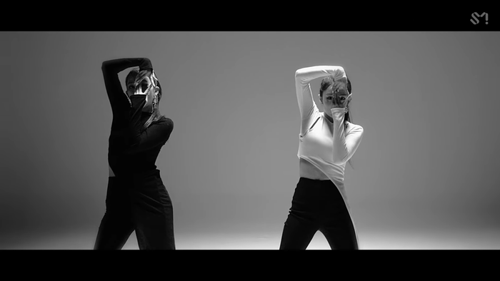 Bàn chân của Seulgi & Irene bỗng dưng biến mất trong MV Naughty, SM Entertainment làm ăn kiểu gì thế này? Ảnh 6