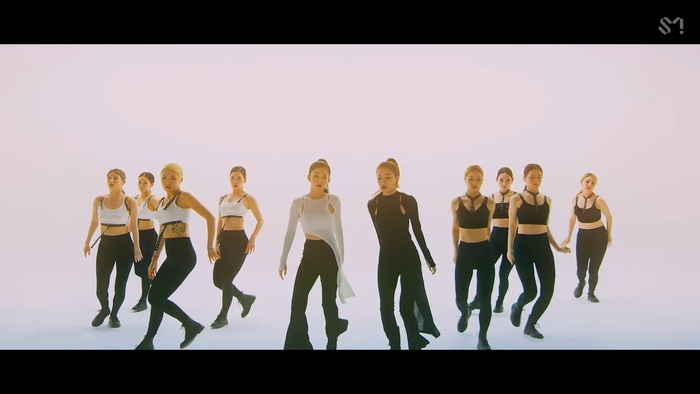 Bàn chân của Seulgi & Irene bỗng dưng biến mất trong MV Naughty, SM Entertainment làm ăn kiểu gì thế này? Ảnh 13