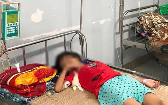 Bé gái 11 tuổi nguy kịch vì người bán nước ở cổng trường đưa nhầm chai axit Ảnh 2