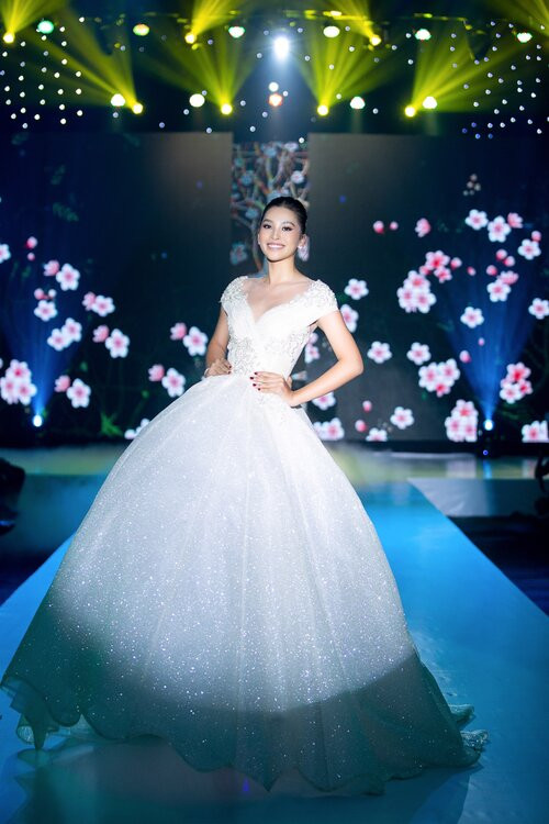 Hoa hậu Tiểu Vy hóa thành nàng công chúa ngủ trong rừng xinh đẹp bên hoàng tử nhí Ảnh 10