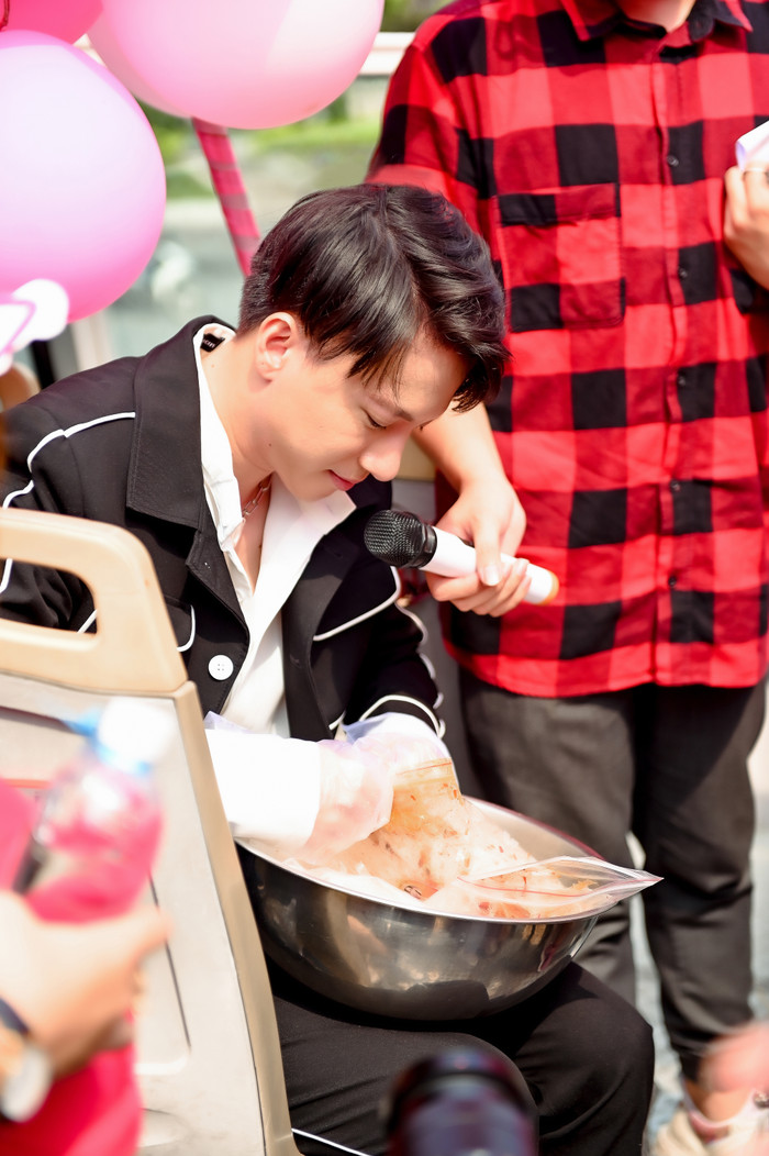 Fan náo loạn khi S.T bất ngờ xuất hiện và tặng Phiếu bé ngoan trên xe bus 2 tầng Ảnh 9