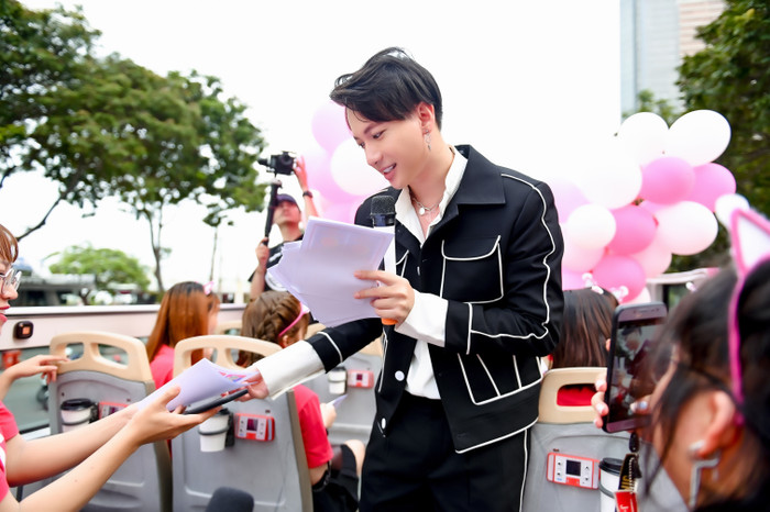 Fan náo loạn khi S.T bất ngờ xuất hiện và tặng Phiếu bé ngoan trên xe bus 2 tầng Ảnh 7