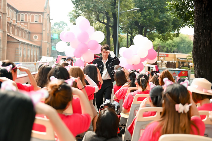 Fan náo loạn khi S.T bất ngờ xuất hiện và tặng Phiếu bé ngoan trên xe bus 2 tầng Ảnh 6